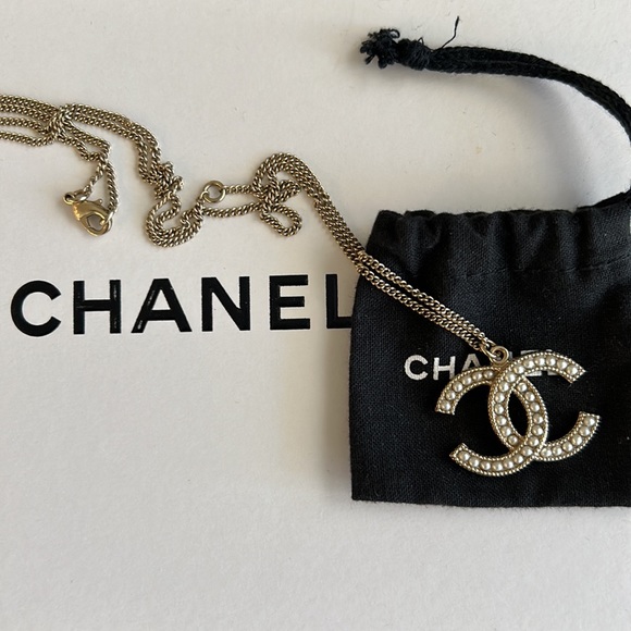 Authentic Chanel pearl CC pendant adjustable necklace - Picture 9 of 11